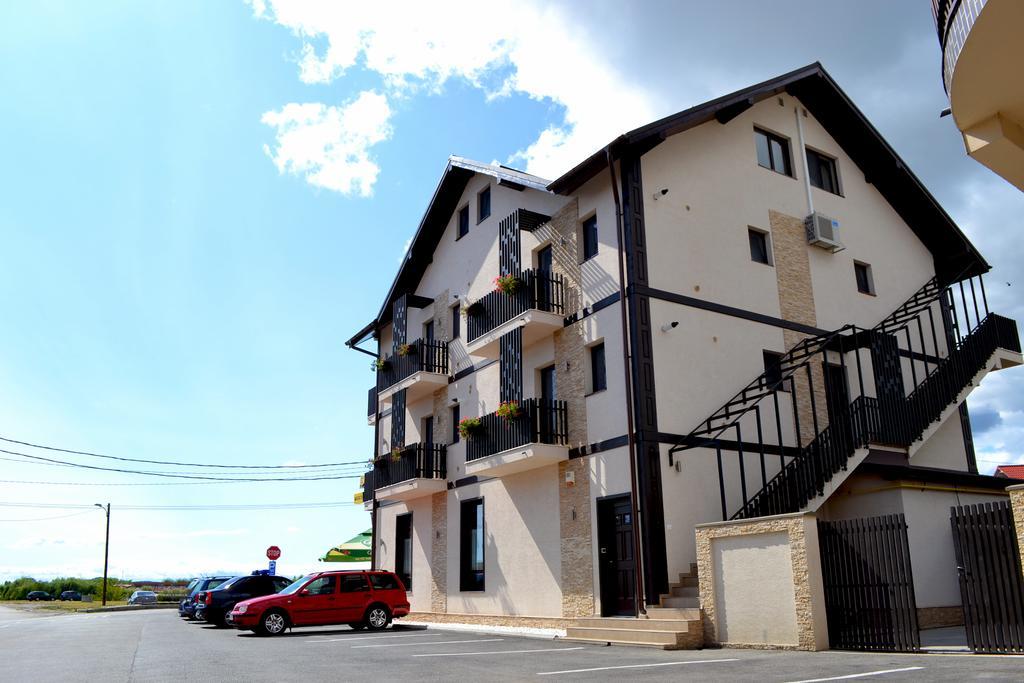 Готель Casa Caroli Тиргу-Жіу Екстер'єр фото